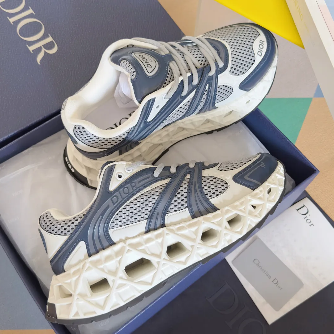 【DIOR】P:800💰 Men's 39-44. (Male 45.46 custom-made) Dior kawa Dior joint 2025ss casual sports shoes‼ ️ Reinterpret running shoes with dior’s haute couture style. b35 is made of fine-textured leather and mesh fabric materials. It can be worn in all seasons, is comfortable and breathable, and has many lines on the shoe body to outline details. It has a full retro three-dimensional feel and can create a casual look all year round!